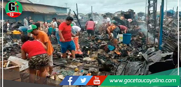 Voraz incendio deja en escombro 8 puestos en Mercado Mayorista en Pucallpa