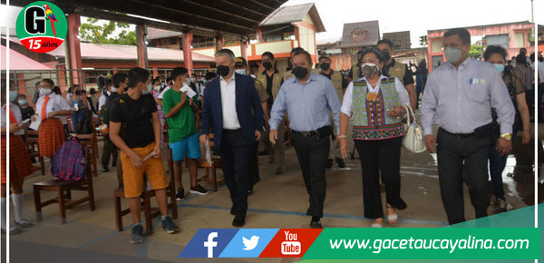 Gobernador de Ucayali y ministro del MEF participaron en inicio del Año Escolar en Manantay 