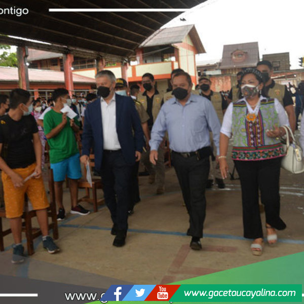 Gobernador de Ucayali y ministro del MEF participaron en inicio del Año Escolar en Manantay 