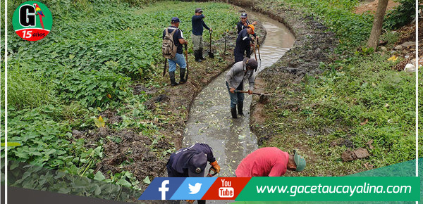 Trabajadores de municipalidad de Yarinacocha limpian caño natural del Jr. Iparía