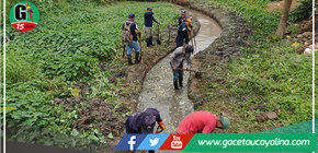 Trabajadores de municipalidad de Yarinacocha limpian caño natural del Jr. Iparía