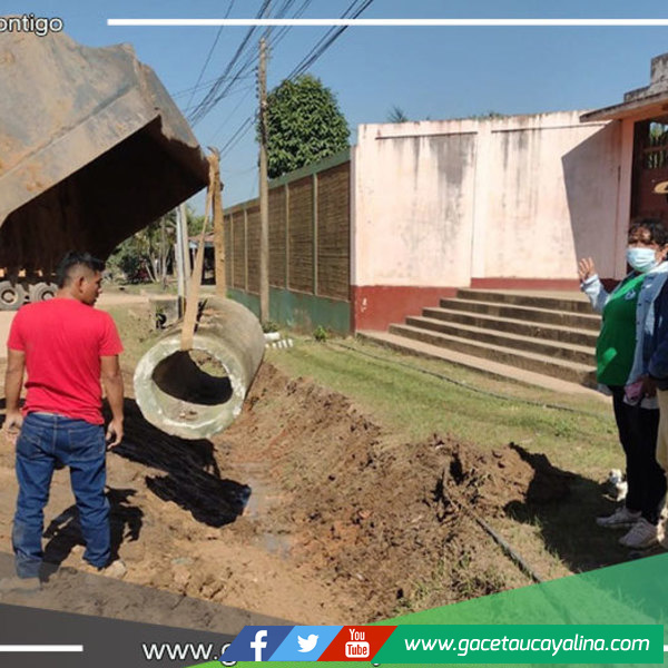 Colocan tubos de concreto en la entrada de la I.E. I. Amadeus en Yarinacocha