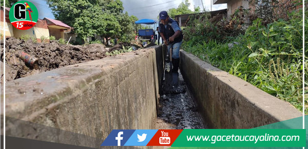 Limpian cunetas del Jr. Iquitos en Yarinacocha