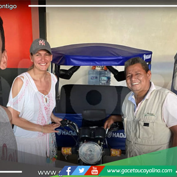 Turistas mexicanos regalaron un motocar nuevo a pucallpino