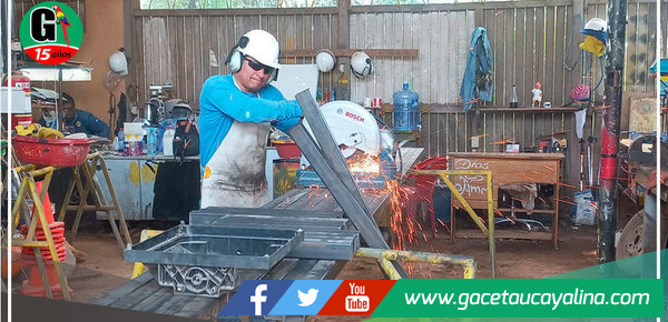 Se construyen estructuras de banderas para semáforos en Yarinacocha