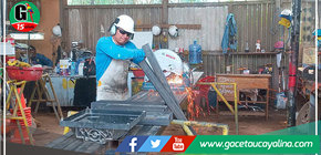 Se construyen estructuras de banderas para semáforos en Yarinacocha