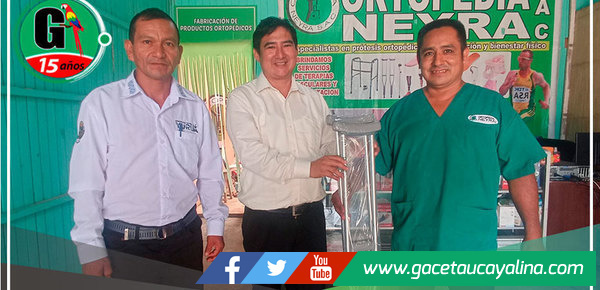 ‘Ortopedia Neyra’ dona muletas a adolescente que sufrió fractura de su tibia en Yurúa