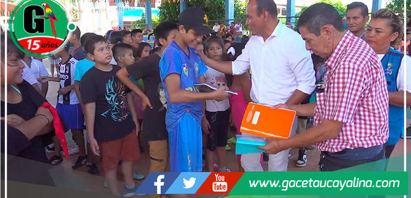 Entregan Útiles Escolares a I.E. Villa El Salvador en el distrito de Manantay