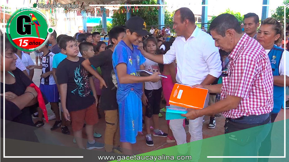 Entregan Útiles Escolares a I.E. Villa El Salvador en el distrito de Manantay