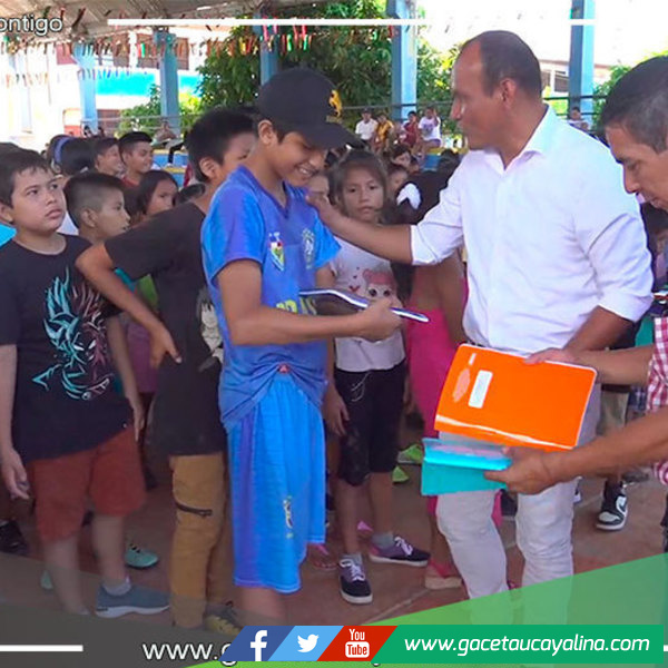 Entregan Útiles Escolares a I.E. Villa El Salvador en el distrito de Manantay