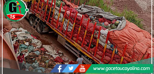 Arrojan verduras malogradas desde un Tráiler en Aguaytía