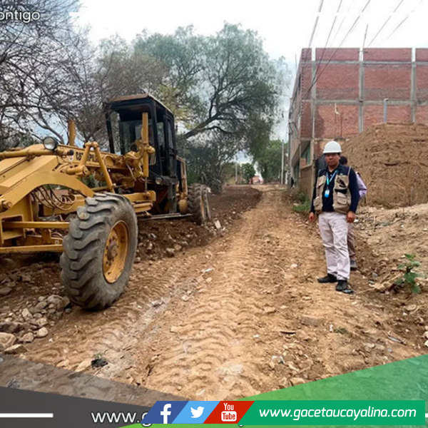 Municipalidad de Huánuco mejora calles con una motoniveladora