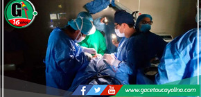 Médicos realizan operación alumbrándose con celulares