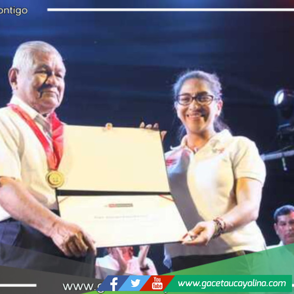 Feria del Libro de Loreto: Ministra de Cultura condecoró al escritor Róger Rumrrill