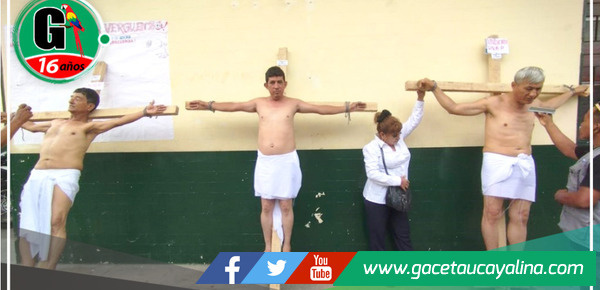 Docentes universitarios de Loreto se crucificaron en forma de protesta