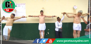 Docentes universitarios de Loreto se crucificaron en forma de protesta