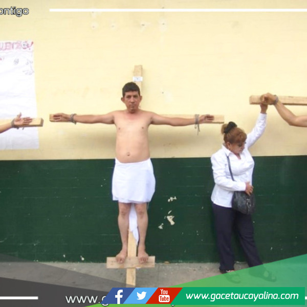 Docentes universitarios de Loreto se crucificaron en forma de protesta