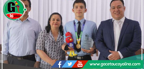 Joven recibe honores por su medalla de oro nacional