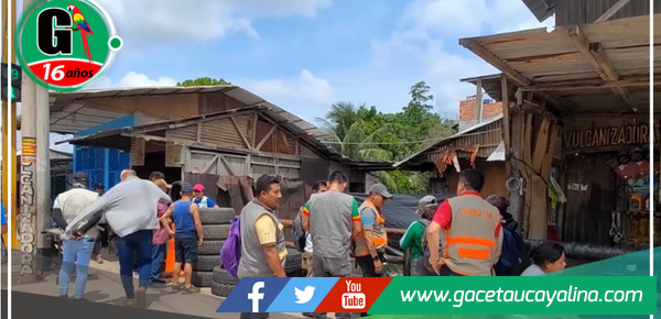 Comerciante irresponsable construye sobre caño y ocupan puente frente al Parque Natural 