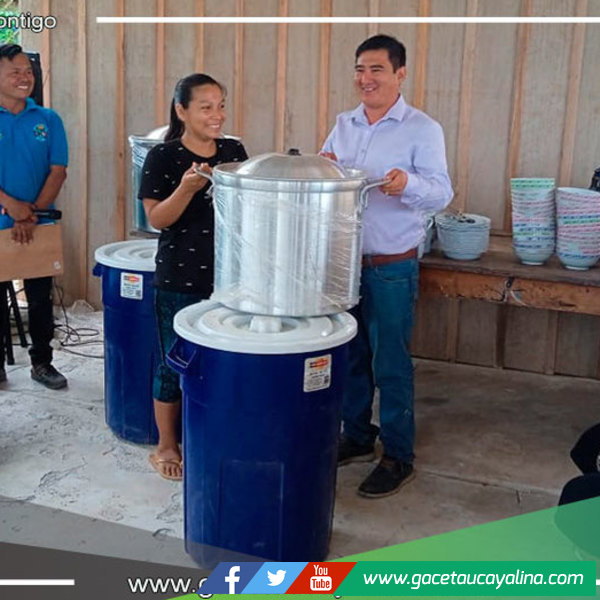 Alcald​e Manuel Aré​val​o en​tre​ga suministros y ali​men​tos al comedor popular de Breu