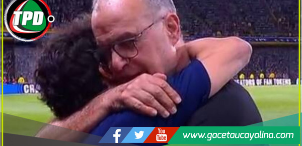 El emotivo abrazo entre Marcelo Bielsa y Pablo Aimar en la previa. 