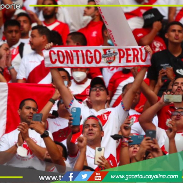 Hinchas apoyan a la selección en el entrenamiento en el estadio Nacional