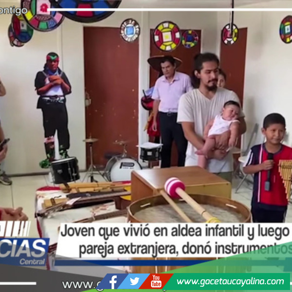 Joven criado en aldea infantil y adoptado por pareja extranjera dona instrumentos musicales a la comunidad