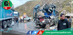 Dos muertos y un herido deja choque entre bus y un camión en La Oroya