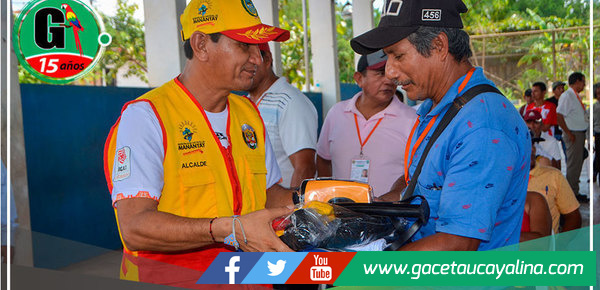 JJ.VV. reciben uniformes para luchar contra la inseguridad ciudadana en Manantay