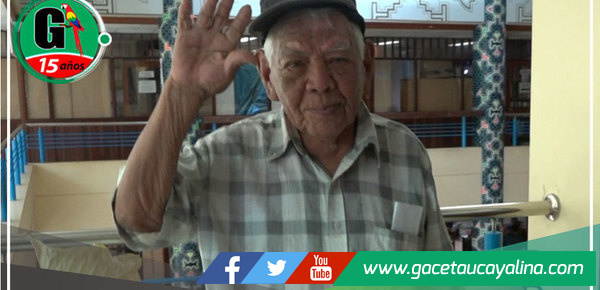 Adulto mayor ofrece servicio de escritura creativa