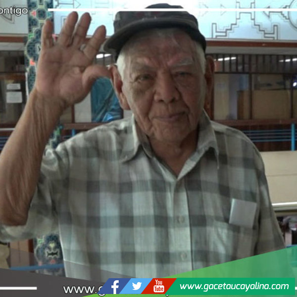 Adulto mayor ofrece servicio de escritura creativa