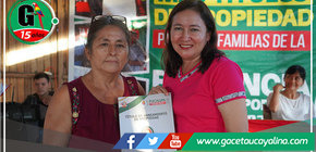 Alcaldesa provincial entregó 45 títulos de propiedad a moradores del A.H. Pimental  