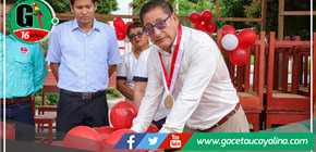 Alcalde de Ucayali Dona Mobiliario Escolar para Mejorar Condiciones de Estudio en Mariscal Castilla Shapajal