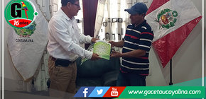 Alcalde de Ucayali entrega título de propiedad a institución educativa en Contamana