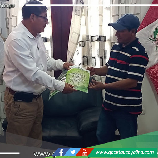 Alcalde de Ucayali entrega título de propiedad a institución educativa en Contamana