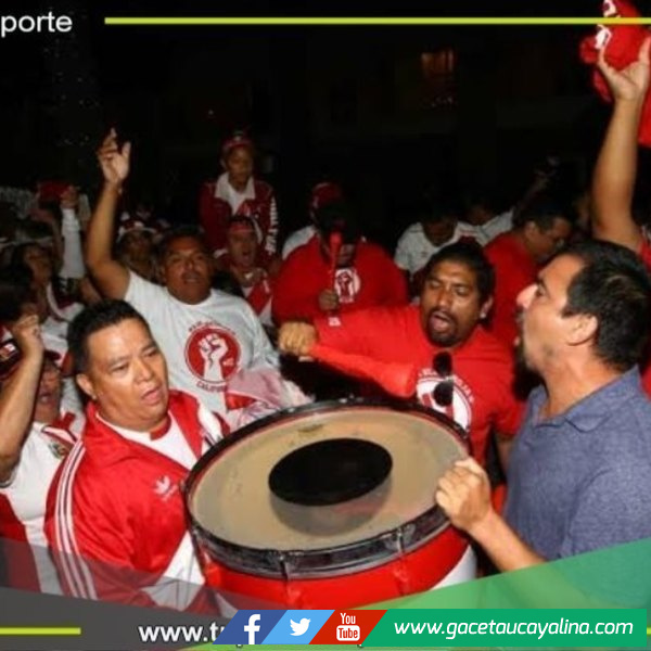 Hinchada peruana realizó banderazo previo al duelo contra Brasil
