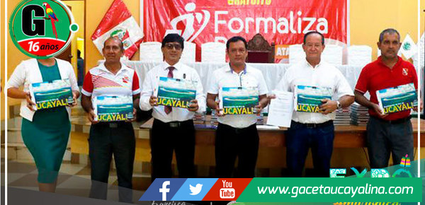 Alcalde de Atalaya Dona 65 Libros de la Enciclopedia de Oro de Ucayali a Instituciones Educativas