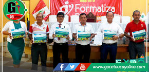 Alcalde de Atalaya Dona 65 Libros de la Enciclopedia de Oro de Ucayali a Instituciones Educativas