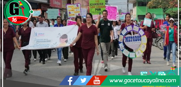 Profesionales de la salud se unen en un desfile junto a estudiantes