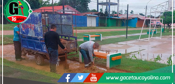 Trabajo arduo en Manantay: Alcalde Roger Galán lidera esfuerzos para embellecer la plaza Roca Fuerte