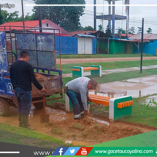 Trabajo arduo en Manantay: Alcalde Roger Galán lidera esfuerzos para embellecer la plaza Roca Fuerte