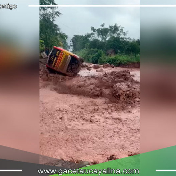 Incidente en Bajo Marankiari: Huaico Interrumpe Ruta Chanchamayo-Satipo con Impactante Arrastre de Bus