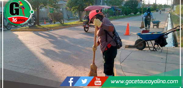 Trabajadores municipales liderados por el alcalde Roger Galán Torres transforman la estética de Manantay con operativo de desarenado
