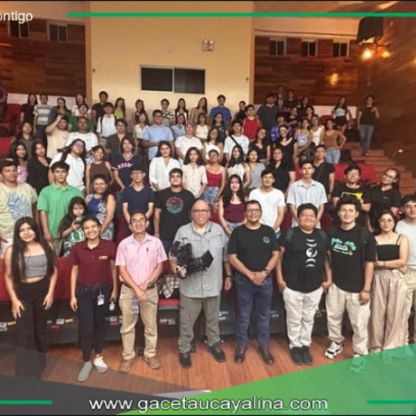 Fernando Valdivia, estudiantes de Ciencia de la comunicación y docentes universitarios.