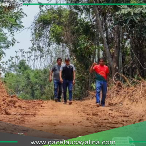 Alcalde de Curimaná mejora carreteras en Caserío Roca Fuerte.