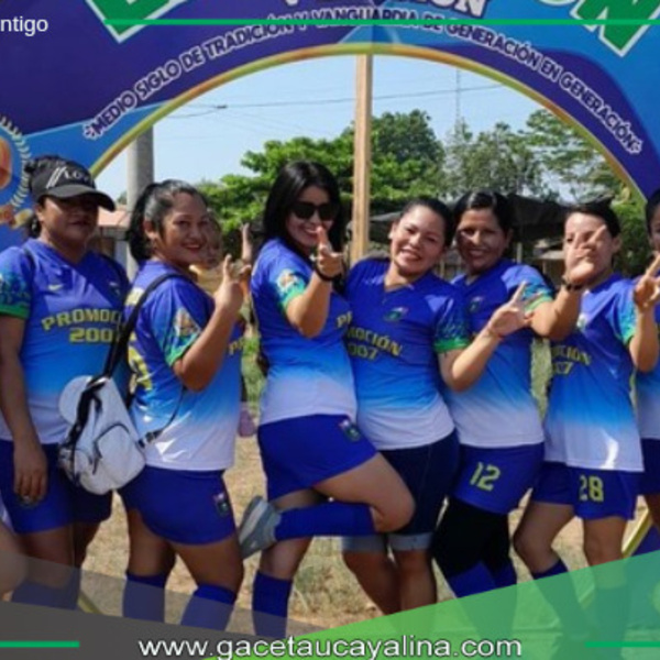 Mujeres de la promoción 2007 campeonas en voley.