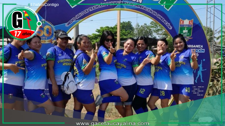 Mujeres de la promoción 2007 campeonas en voley.