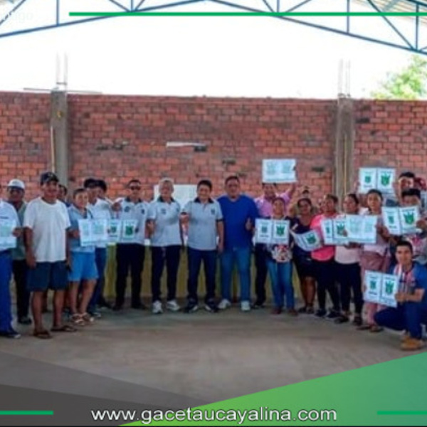 Alcalde provincial de Padre Abad entrega 98 títulos de propiedad a familias agricultoras de Neshuya.