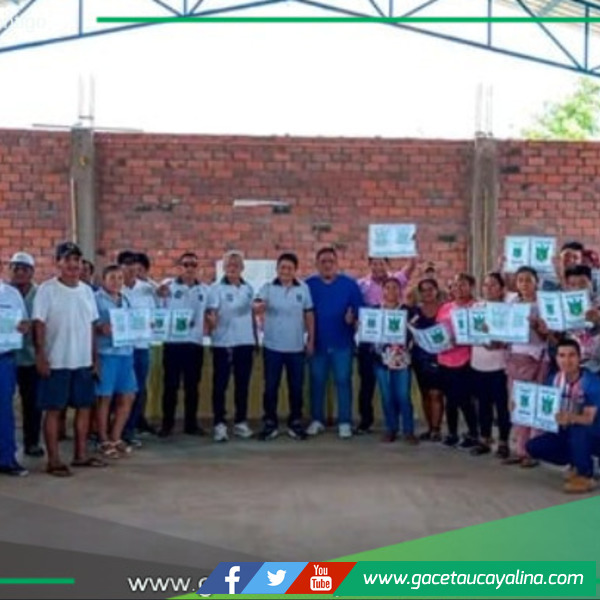 Alcalde provincial de Padre Abad entrega 98 títulos de propiedad a familias agricultoras de Neshuya.