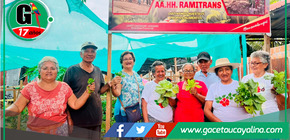 Adultos mayores cosechan hortalizas frescas en biohuerto